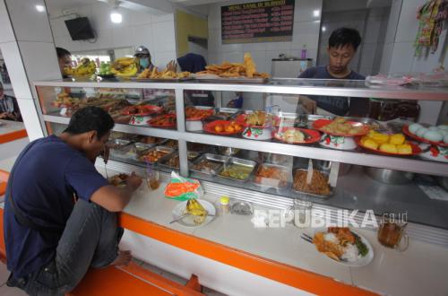 Warga makan di Warteg (Ilustrasi) 