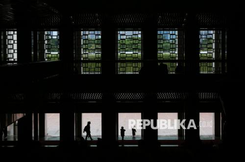 Antara Megahnya Atap Perak dan Cahaya Iman yang Tak Terbeli