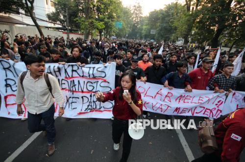 Ratusan Mahasiswa Kepung DPRD Jabar, Soroti Pelemahan Rupiah