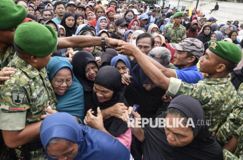 Ribuan Warga Tasikmalaya Antusias Antre Pembagian Sembako Gratis