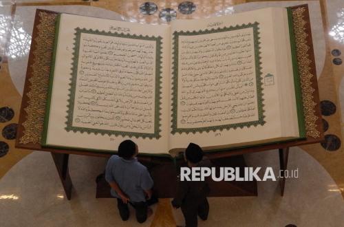 Alquran Berukuran Raksasa Dipamerkan di Masjid Raya Sheikh Zayed Solo