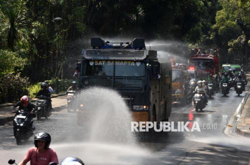 Rantis Polri dan Truk Damkar Turun Tangan Atasi Sebaran Abu Vulkanik Anak Krakatau di Jalanan Bogor