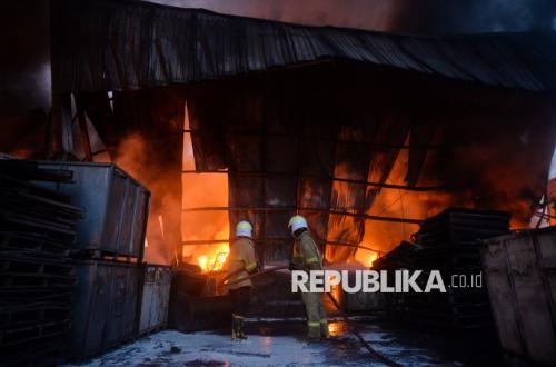 Petugas Pemadam Berjibaku Padamkan Kebakaran Pabrik Sandal di Tangerang
