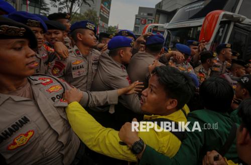 Polda Metro Klaim Temukan Pisau dan Golok Saat Aksi Mahasiswa, Ini Penjelasannya