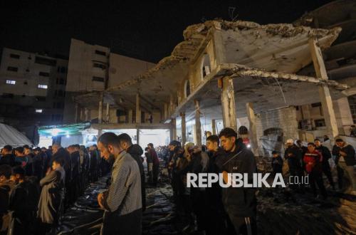 Warga Gaza Laksanakan Sholat Tarawih Pertama di Antara Puing Bangunan
