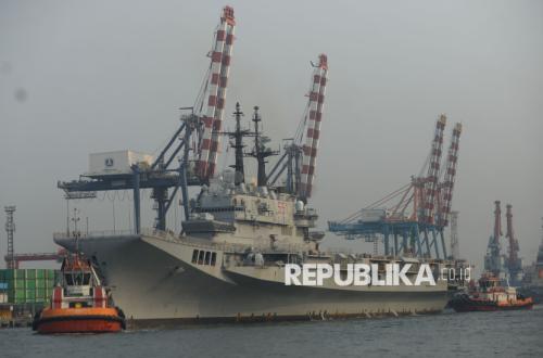 Kapal Induk Giuseppe Garibaldi Bersandar di Tanjung Priok