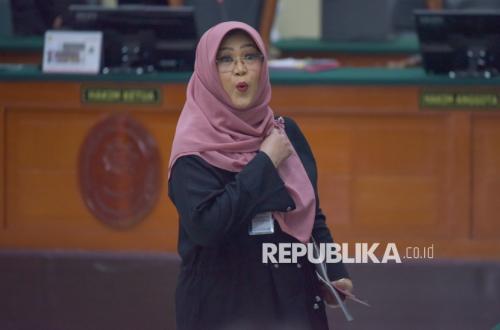 Ekspresi Dokter Tifa Jalani Sidang Perdana Kasus Tudingan Ijazah Jokowi