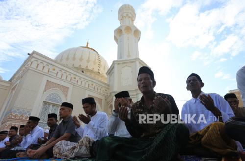 Mengapa Kita Harus Dekat Dengan Allah Swt Dan Jangan Sampai Jauh Dari-nya?