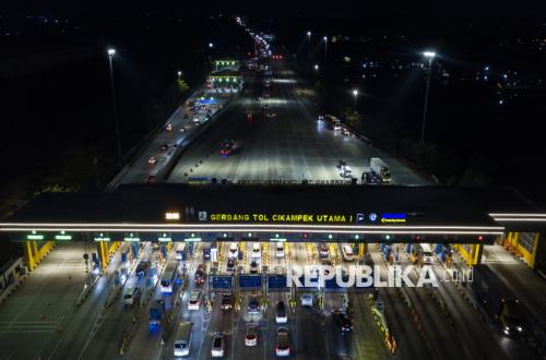 Arus Mudik di Gerbang Tol Cikampek Utama Ramai Lancar