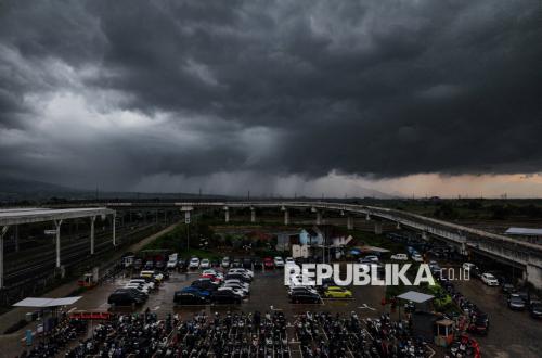 Cuaca Jakarta Hari Ini: Hujan Ringan hingga Petir Berpotensi Terjadi Sore Hari