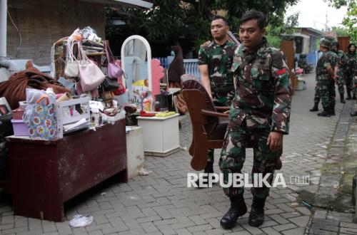 TNI AU Tertibkan Belasan Rumah Dinas di Surabaya
