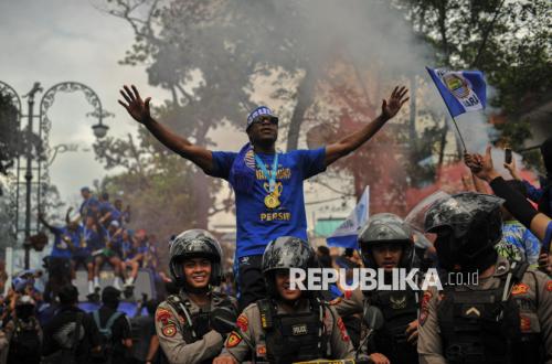 Persib Ukir Sejarah Hattrick Juara Super League, Bobotoh Bandung Turun ke Bandung Rayakan Kemenangan