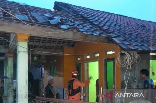 90 Rumah Warga Rusak Akibat Angin Kencang di Rumpin, Bogor