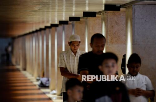Tarawih Ramadhan yang Berdiri Tegak di Tengah Puing Sisa Amukan Bencana