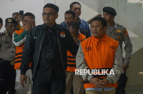 Bupati Lombok Barat Kenakan Rompi Tahanan, KPK Amankan Barang Bukti Rp9,06 Miliar