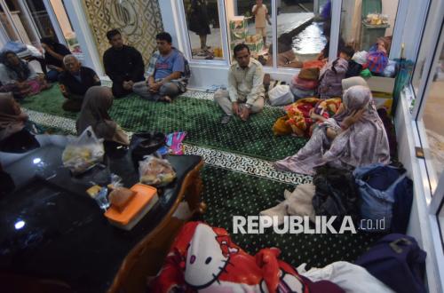Warga Terdampak Banjir Bandang Solok Mengungsi di Mushala