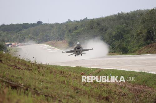 Uji Coba Landasan Darurat, Dua Jet Tempur TNI AU Mendarat di Tol Terpeka Lampung
