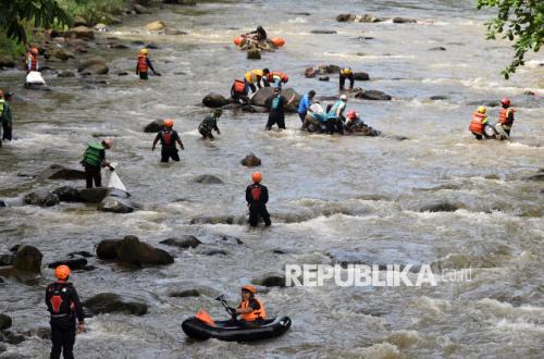 Aksi Bersih Sampah Plastik di Ciliwung untuk Lingkungan Berkelanjutan