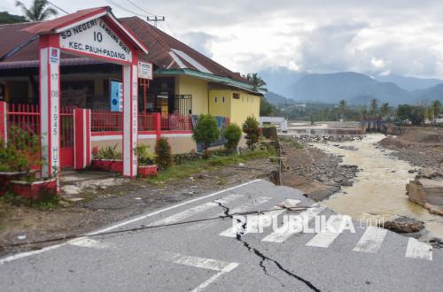 Orang Tua Siswa Khawatir, Sekolah di Padang Terancam Ambruk ke Sungai