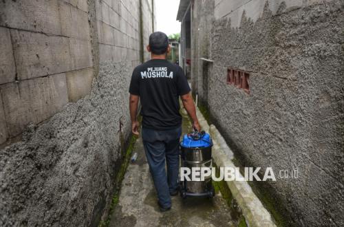 Bersama Relawan Artha Graha Peduli, Pejuang Mushola Bersihkan Mushola Nurul Iman di Cileungsi