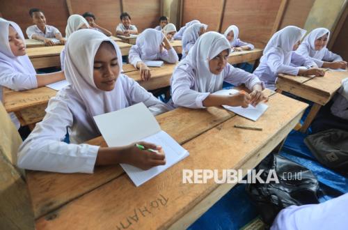 Pasar Tradisional Jadi Ruang Kelas Darurat Puluhan Siswa di Nagan Raya