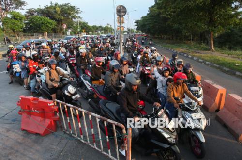 Jembatan Suramadu Dipadati Pemudik Motor Jelang Hari Raya Idul Adha