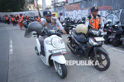 Ratusan Motor Parkir Liar di Depo MRT Lebak Bulus Ditertibkan Petugas