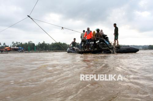 Terisolasi Banjir, Warga Aceh Utara Gunakan Perahu Karet untuk Menyeberang