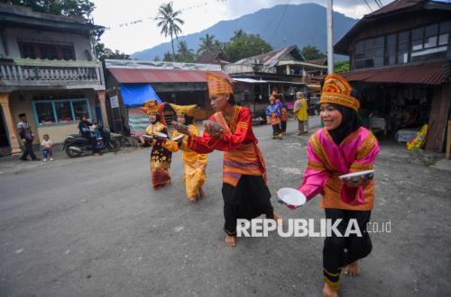 Anak-anak Malalo Tanah Datar Tampilkan Tari Piring Sambut Perantau di Momen Lebaran