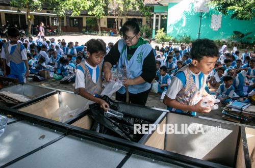 Siswa SD di Solo Belajar Kelola Sampah Lewat Bank Sampah