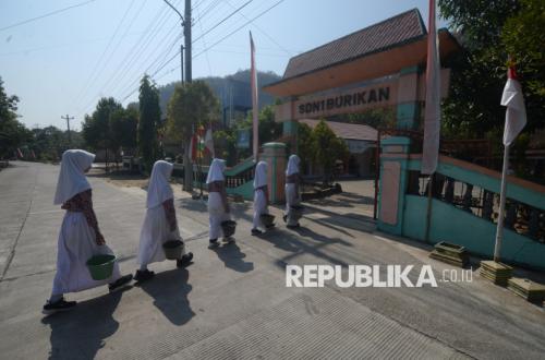 Ember Air Jadi Bekal Siswa SDN 1 Burikan di Tengah Kemarau