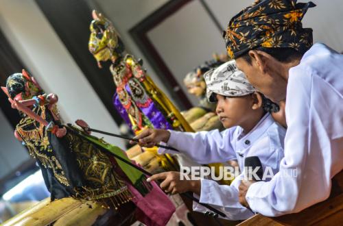 Aksi Dalang Cilik Memainkan Wayang Golek Berlakon Somantri Duta