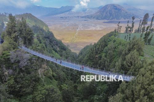 Menikmati Panorama Bromo dari Jembatan Kaca di Ketinggian 83 Meter