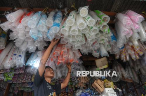 Harga Plastik Naik, Pedagang Kaki Lima Menjerit