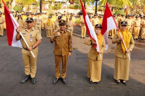 Semarak HUT RI ke-81, Pemkot Madiun Bagikan 3.000 Bendera Merah Putih Gratis ke Warga