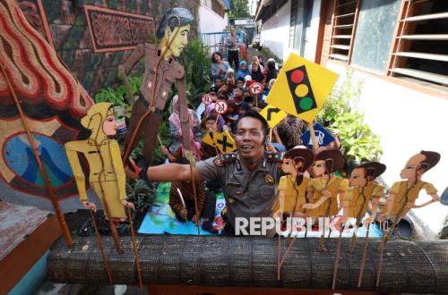 Kreatif, Polisi Kediri Gunakan Wayang Karton untuk Edukasi Keselamatan Lalu Lintas