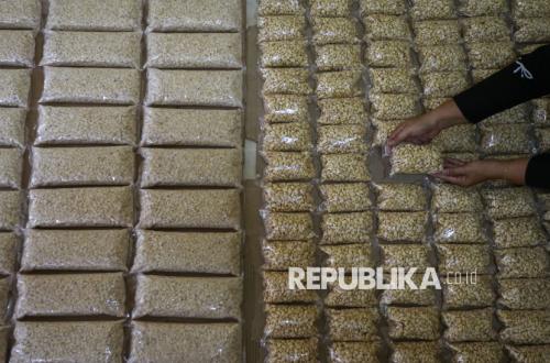 Siasat Produsen Tempe di Tengah Tingginya Harga Plastik dan Kedelai Imbas Perang di Timur Tengah