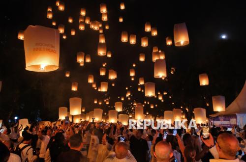 Ribuan Lampion Terangi Langit Borobudur pada Puncak Waisak 2570 BE