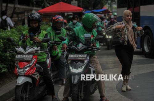 Driver Ojol di Bandung Curhat ke Polisi Banyak Penumpang Ogah Pakai Helm