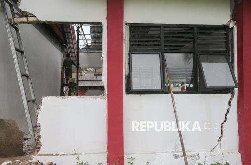Dua Ruang Kelas SD di Pandeglang Rusak Akibat Pergerakan Tanah