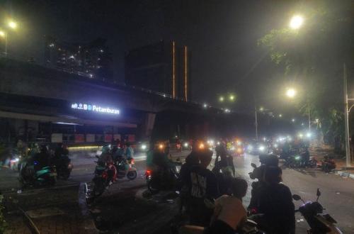 Aksi DPR Berlanjut: Massa Masih Berkerumun di Slipi-Petamburan hingga Dini Hari
