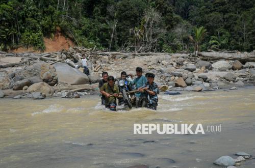 Akses Jembatan Masih Terputus, Warga Tapteng Berjibaku Seberangi Sungai untuk Beraktivitas