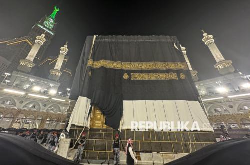 Momen Sakral Penggantian Kiswah Kakbah di Masjidil Haram