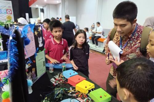 Siswa SMA Kharisma Bangsa Raih Predikat Tertinggi di Cambridge Awards