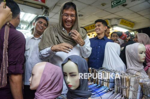 Momen Menkeu Purbaya Jajal Kerudung dan Baju Koko di Pasar Tanah Abang