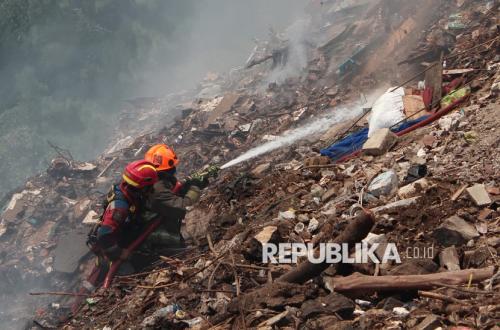 Kebakaran Lahan di Ciumbuleuit Bandung, Api Muncul dari Timbunan Sampah