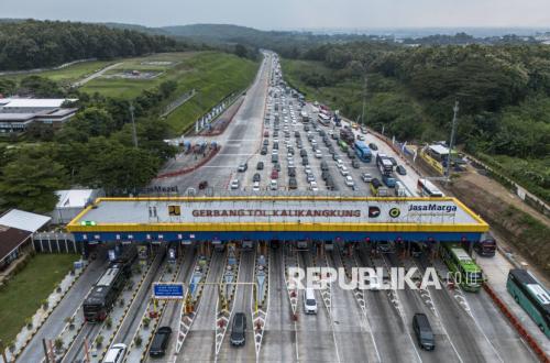 Kendaraan Padati GT Kalikangkung, Sistem Buka Tutup Gerbang Tol Diberlakukan