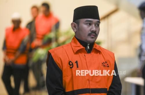 Didakwa Terima Suap Rp12,4 Miliar, Mantan Bupati Bekasi Pakai Uang Korupsi untuk Umrah