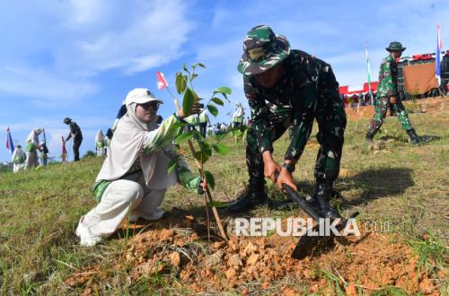 Rehabilitasi Lahan Bekas Tambang, TNI Tanam 10.100 Pohon Ulin di Kaltim