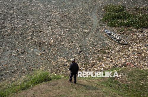 Kemarau Bikin Sungai Citarum Menyusut, Sedimentasi dan Sampah Menumpuk